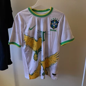Brasilien neymar tröja - Tröjan är oanvänd då den inte passar mig för den ör för stor, tagg finns kvar på tröjan och inga defekter