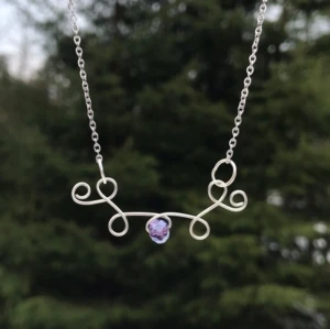 Halsband  - Halsband: Lila, Vit, blå 65kr st