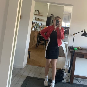 Skinnjacka röd - Röd skinnjacka med snygga detaljer. Perfekt till sommar och vår och lägger till det lite extra till outfiten, både till vardags och fest! Använd sparsamt, men kommer ej till användning längre och därav säljer jag den. Storlek 36. 