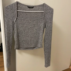 Grå magtröja  - Super fin, älskar den men tyvärr har den blivit för liten.