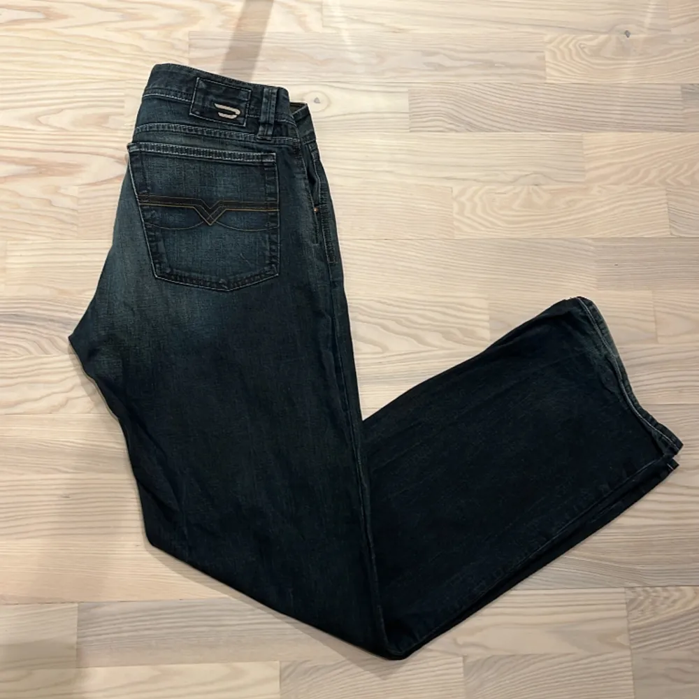 Hej! Säljer nu ett par snygga jeans från märket Diesel! Jeansen är i lite äldre modell. Storlek 31 men passar lite större så ungefär 32-33. Jeansen är lite loose/straight modell ungefär. Skriv gärna vid minsta intresse 😁mvh. Jeans & Byxor.