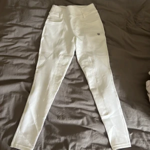 Mayadelorez  - Säljer nu mina mayadelorez ridbyxor pga att dem inte kommit till någon användning. Så dem är endast testade och inga skador på förutom den lilla fläcken som man ser på bilden. Väldigt sköna och stretchiga . Köptes för 1700kr