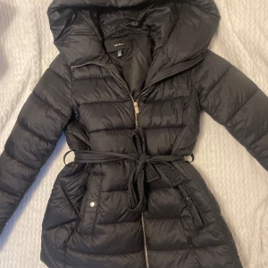 Jacka - Jacka med knytskärp i midjan , köpt på vero moda , storlek Xs passar även storlek S , säljs för 350, använt fåtal gånger därmed är jackan i nyskick