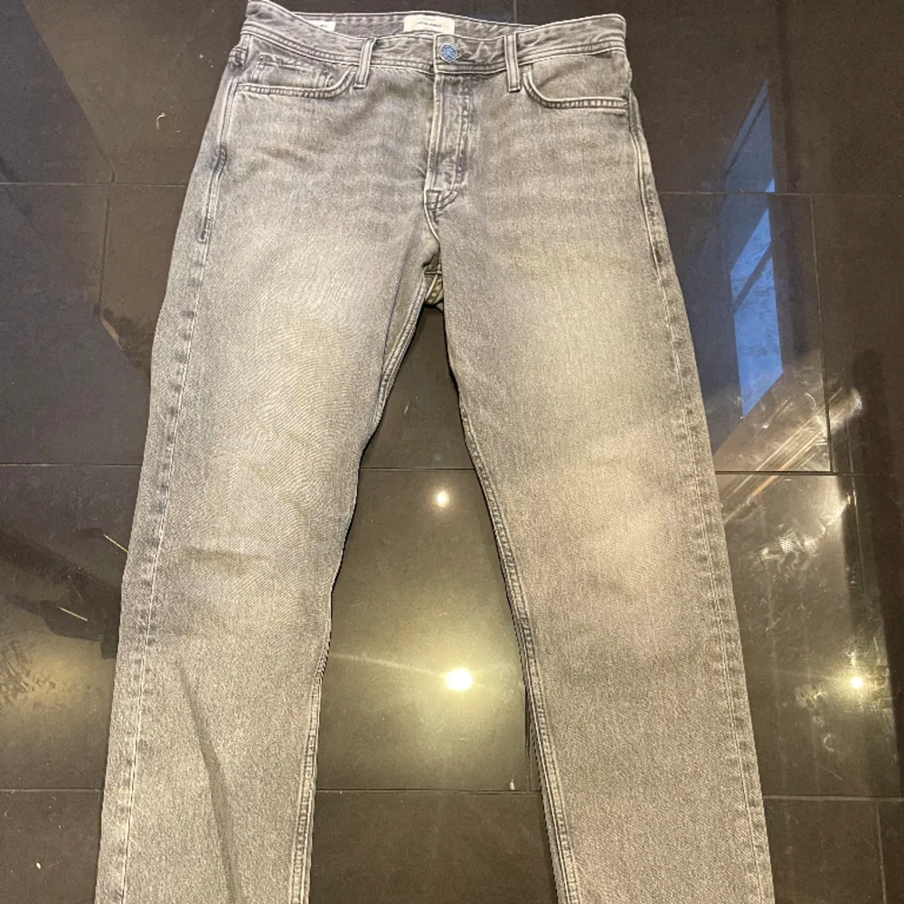 Storlek 31/32 på dessa jeans, använda ett fåtal gånger, 9/10 i skick, jeansen passar bra till alla outfits🥵 Kom privat för mer info!. Jeans & Byxor.