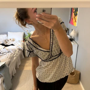 Blus - En jättefin blus i olika snygga färger. I jätte fint sick❣️❣️