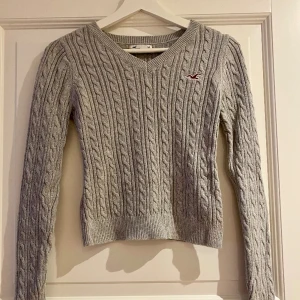 Hollister tröja - Grå stickad tröja från hollister i storlek xs! Fint skick!✨