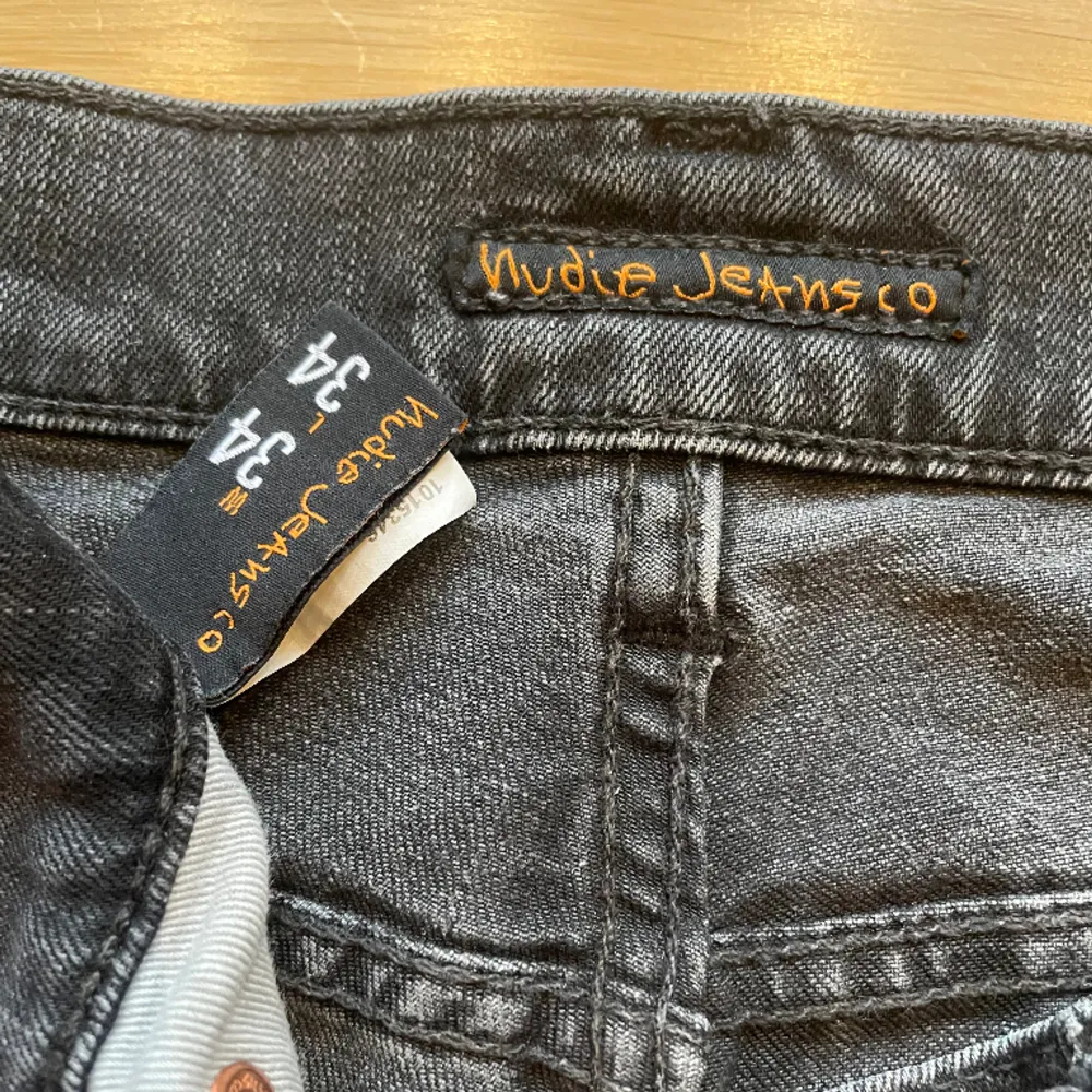 Nudie Jeans i jättebra skick, säljes då de inte passar mig så som jag vill. Använda ett fåtal gånger. Modellen är Lean Dean, färgen heter Black Eyes! W34 L34. Jeans & Byxor.