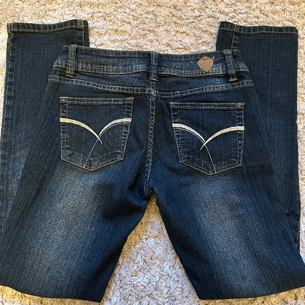 Skitsnygga jeans från Jenny Norman🌸 Mörkblå, lågmidjade, detaljerade fickor. Säljer för att det inte längre är min stil😊 Sitter skit snyggt på och passar 165 cm eller kortare. . Jeans & Byxor.