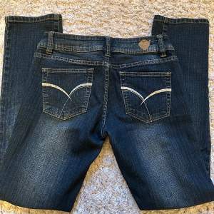 Skitsnygga jeans från Jenny Norman🌸 Mörkblå, lågmidjade, detaljerade fickor. Säljer för att det inte längre är min stil😊 Sitter skit snyggt på och passar 165 cm eller kortare. 