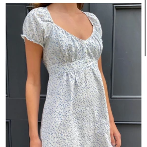 Brandy Melville klänning - Blair floral klänning, från Brandy Melville, använd en gång, jättefin som en sommarklänning, +frakt❤️‍🔥