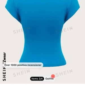 Populär topp från shein - Säljer pågrund av att den inte kommer till andhämtning och är inte riktigt min stil💕Skriv för fler bilder eller andra frågor❤️❤️❤️❤️