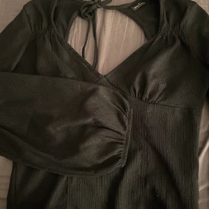 Blus - Svart blus med ballong-armar från Gina! Sjukt snygg, passar till både fest och vardagt!
