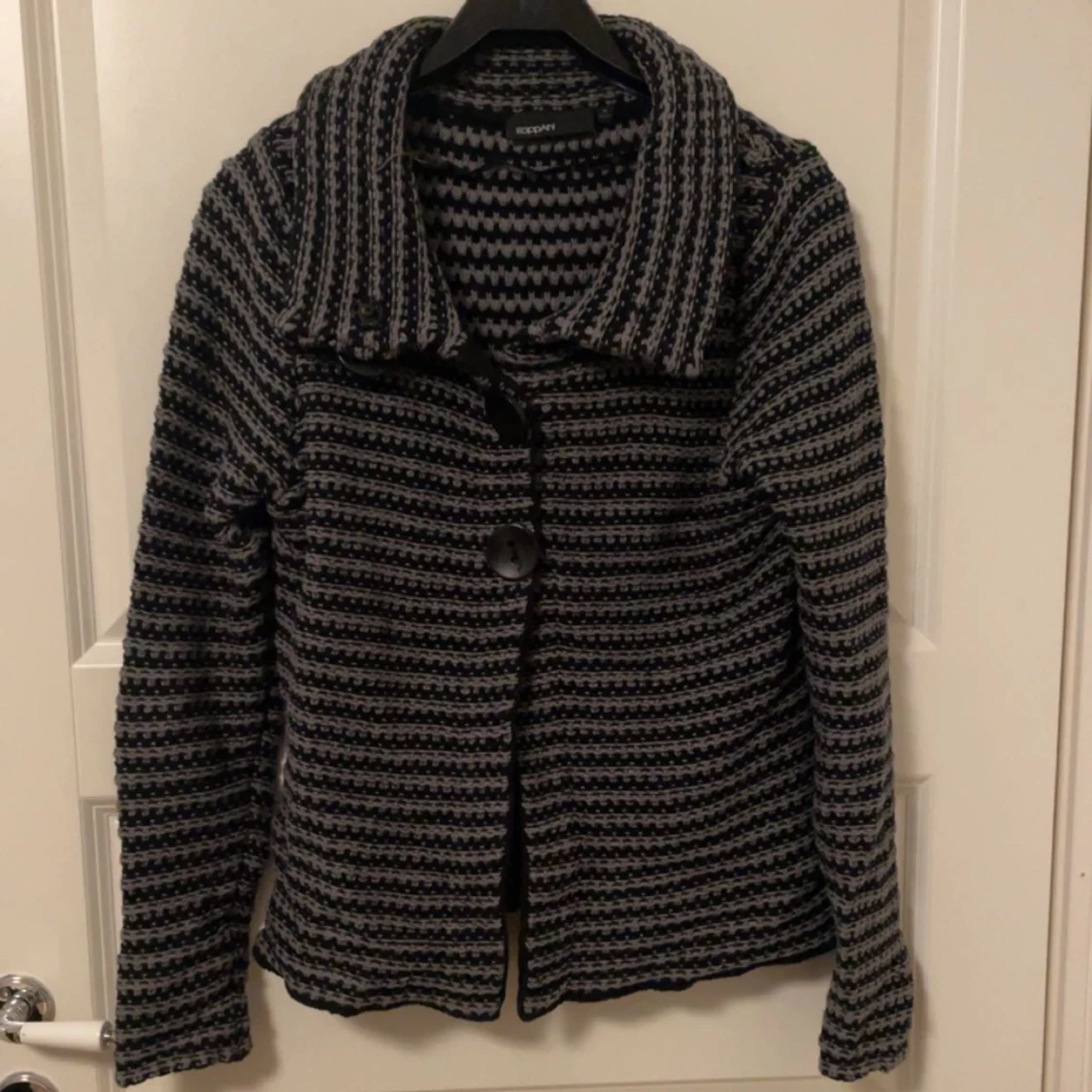 Mörkgrå kofta ifrån Kappahl