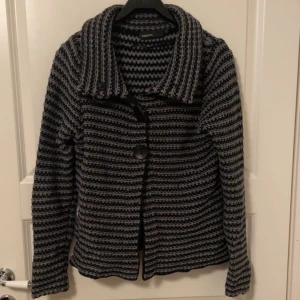 Mörkgrå kofta ifrån Kappahl - Mörkgrå stickad kofta ifrån kappahl. Använd fåtal gånger. Koftan har stora svarta knappar och fickor. Pris går att diskuteras! :)