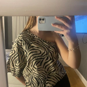 blus - söt one shoulder blus i det trendiga zebra mönstret😄😄