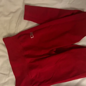 Träningstights ICANIWILL - Superfina röda träningstights från ICANIWILL med scrunch, lagom tjocka, ej genomskinliga och bara supersköna ❣️