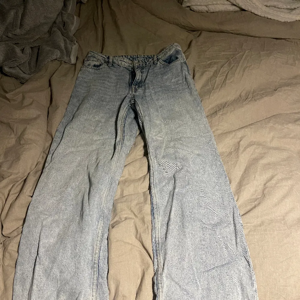 Såå snygga vida Yoko jeans från monki i en fin urtvättad färg! Sitter så fint! I bra skick. Storlek 28 som kanske motsvarar S eller 36. Jeans & Byxor.