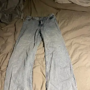 Såå snygga vida Yoko jeans från monki i en fin urtvättad färg! Sitter så fint! I bra skick. Storlek 28 som kanske motsvarar S eller 36