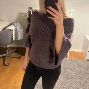 Stickad tröja - En superfin trekvartsärmad off shoulder tröja! Säljer då den inte satt som förväntat på mig❣️(Lånade bilder!)  