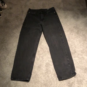 Sweet sktbs jeans - Ett par asfeta sweet sktbs embo jeans med en fet back pocket design, de är rätt så baggy o sitter bra. Säljer pga kommer inte till användning. Dem har lite slit på höger ficka, skriv om du vill se bild.