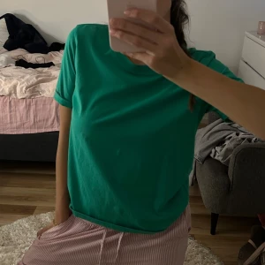 Grön t shirt - Vardags t shirt i så fin grön färg💚🤩har använt 1 gång så är som ny, från pieces 💕💕