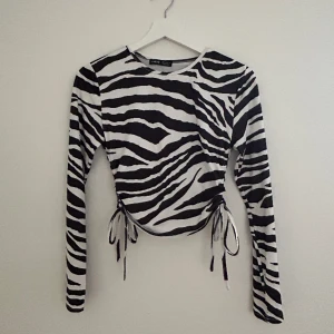 Zebratröja med knyte - Zebratröja som går att justera längden på. Bra skicka storlek S! ☺️