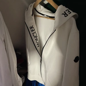  Moncler ZipUp - Tjena, jag säljer denna feta Moncler tröjan som tyvärr fallit mig ur smaken på sistone. Jag fick den av en polare i present så kan inte garantera att den är äkta, antagligen rep, men skitbra kvalite oavsett. Jag sätter priset högt men pruta gärna!