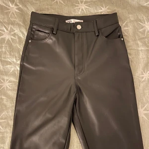 Läderbyxor - Läderbyxor från Zara.😍👌😭 Använda endast en gång, så de är i toppskick. Storlek 36. 400 kr. Jag står för frakten❤️