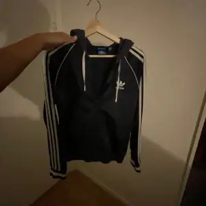 ”Oldschool” vibe på denna adidas kofta, köpt för många många år sen och alldeles för fin för att slänga så någon annan får ta vidare 🤍