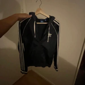 Kofta - ”Oldschool” vibe på denna adidas kofta, köpt för många många år sen och alldeles för fin för att slänga så någon annan får ta vidare 🤍
