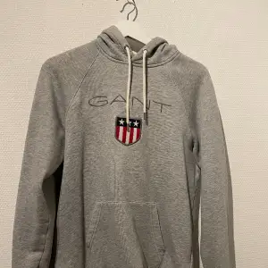 Grå Gant hoodie i fint skick  Storlek S