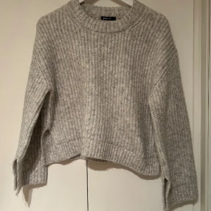 Ljusgrå stickad tröja - Fin ljusgrå stickad tröja aldrig använd så jättebra skick💕Ifrån Gina tricot Den har ”skurna” armar och i sidorna. Säljer för jag inte använder den