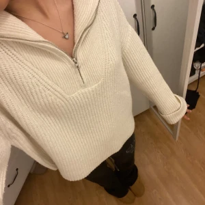 vit stickad tröja💓 - så fin stickad tröja från bikbok, storlek L