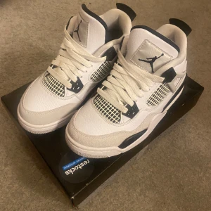 Air Jordan 4 - Säljer mina Air jordan 4 helt i nyskick, köpta på restocks för 2000 helt i ny skick använda en gång. Säljer för 1500 pris kan diskuteras, köparen står för frakten ❤️❤️