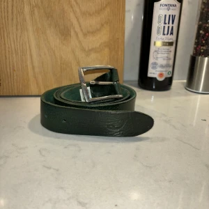 Jacob Cohën läderbälte 100/115 - Grönt Jacob Cohën läderbälte i storlek 100/115. Mycket fint skick. 