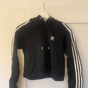 Adidas hoodie - Croppad hoodie från adidas! Passar XS och S