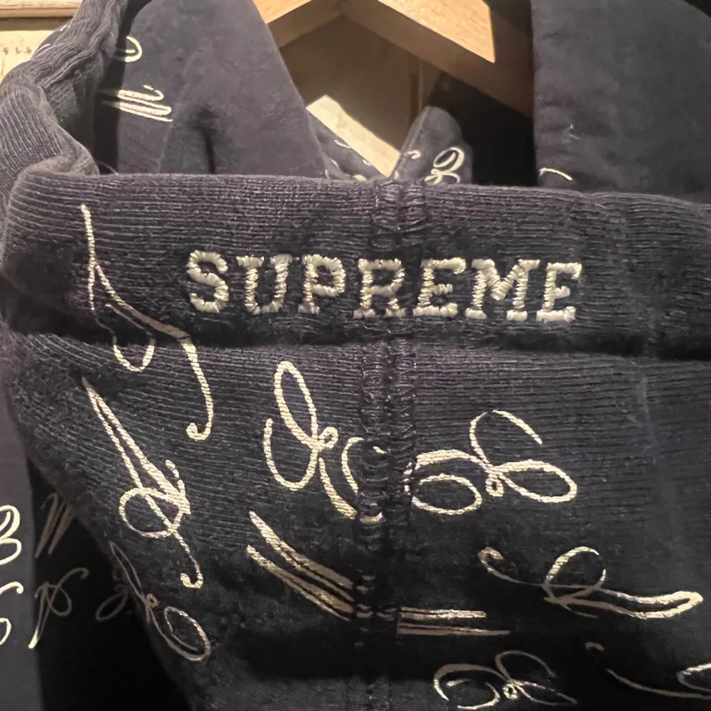 Supreme hoodie. Köpt på Supreme  butiken i LA 2016, är i fint skick använd några gånger. Funkar som en M. Kan förhandlas vid snabb affär. Hoodies.