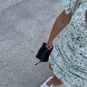 Blommig vit/ljusgrön klänning - Använd enstaka gång så i nyskick! ”Puffig” i materialet med fina detaljer på ärmarna 🍀