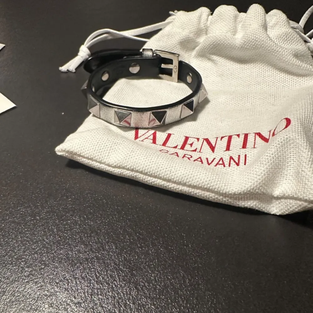 Säljer mitt valentino armband som är i silver. Använt men är fortfarande i bra skick. Köpt på deras hemsida. Äktahetsbevis, extra nitar, dustbag och det som kom i boxen medföljer såklart. Nypris ca 3100. Mitt pris 2000. Pris kan diskuteras!!!. Accessoarer.