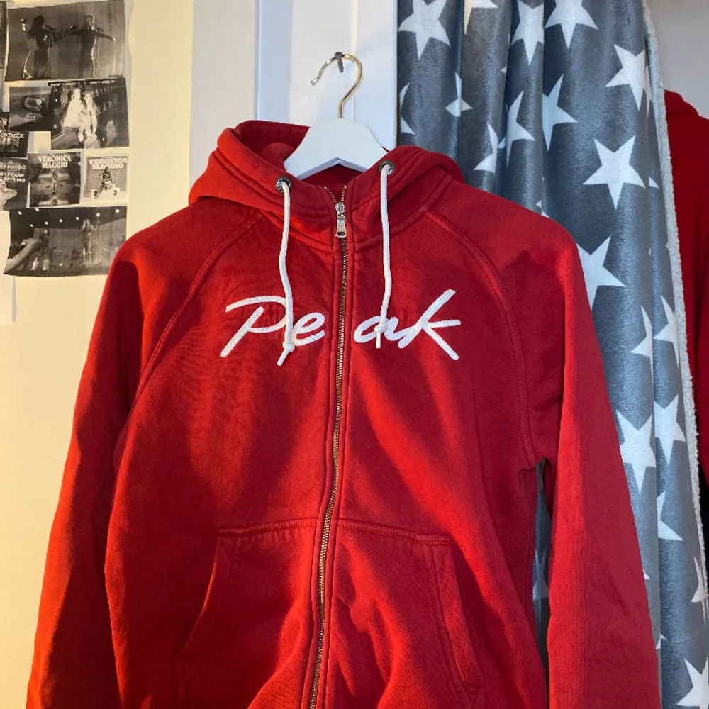 En väldigt liten fläck på högra fickan som man knappast ser men annars bra skick. Hoodien finns ej att köpa i butiker osv längre. . Hoodies.