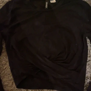 TOPP - Svart crop topp använd fåtal gånger så i bra skick! 