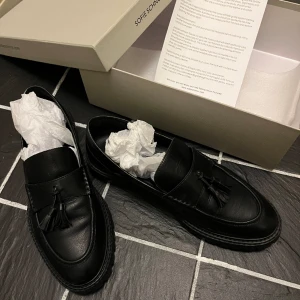 Loafers - Loafers i äkta läder från Sofie Schnoor. Endast använt inomhus, säljer pga liiite för små för mig 🥲