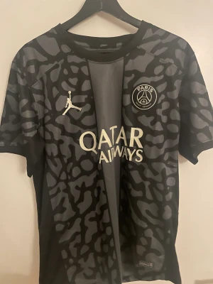 Psg träningströja  - Psg träningströja för jättebilligt pris! Helt ny 