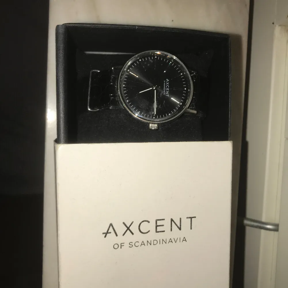Säljer denna stilrena klocka från Axcent of Scandinavia pga den inte kommer till användning. Passar till alla stilar. Justerbart konstgjortläder armband. Rengörs förstås innan försäljning. Skriv för mer info. Har betraktat skicket i priset. . Accessoarer.