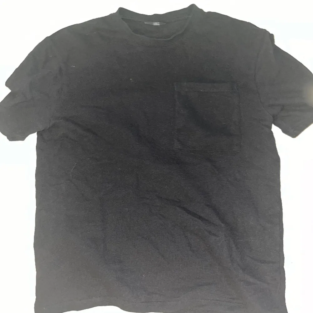 En svart T-shirt i storlek L, herr. Kontakta för fler bilder och pris.. T-shirts.