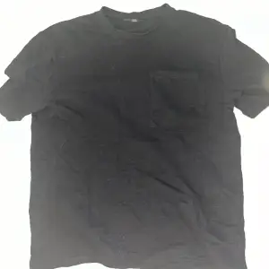 En svart T-shirt i storlek L, herr. Kontakta för fler bilder och pris.