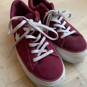 Converse one star - Coola converse one star platform i färgen mörkröd😍 Nästintill oanvända så de är i jättebra skick! Storlek 38