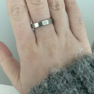 Säljer en ring som aldrig är använd då den var för stor. 
