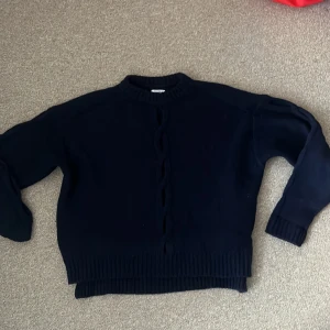 Filippa K tröja - Världens finaste tröja från Filippa K, flätat på mitten 