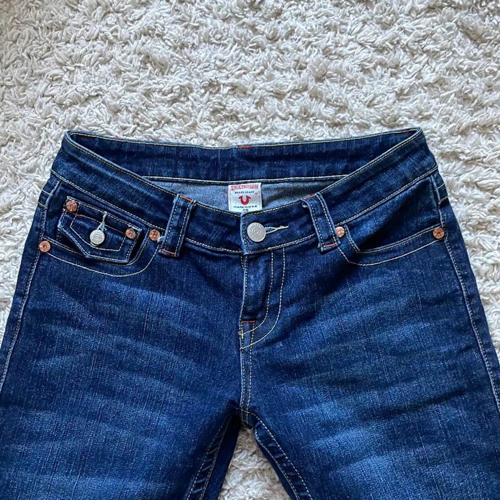 Lågmidjade true religion jeans med uppklippt sömn. Midjemått: 37 cm, Innerbenslängden: 79cm. Fråga om du har några frågor 💗pris kan diskuteras . Jeans & Byxor.